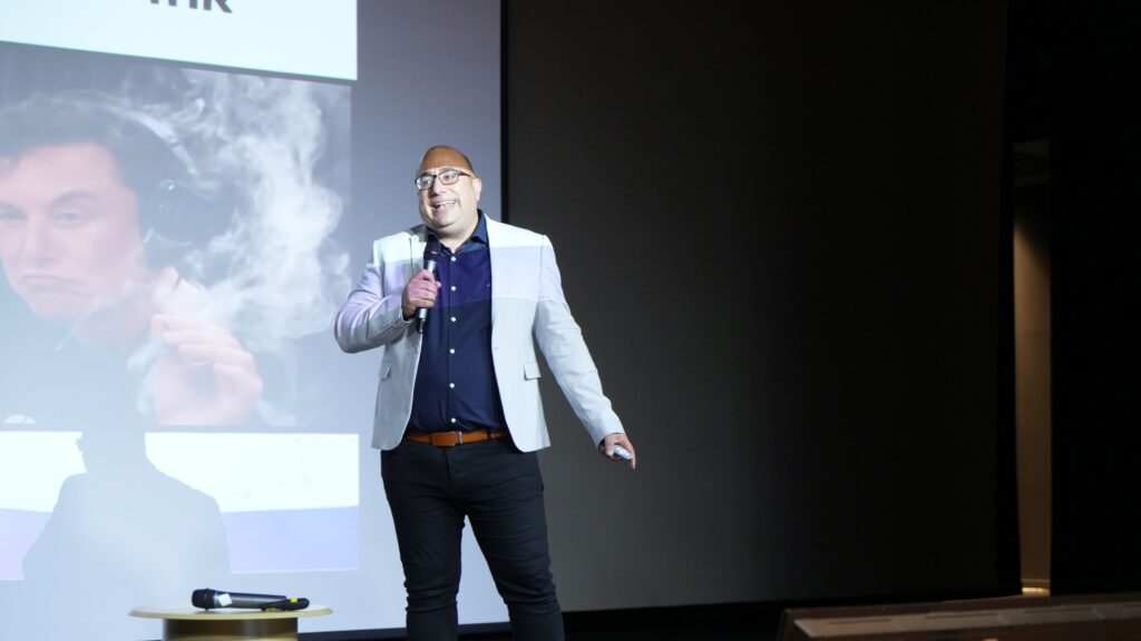 כדי לשווק פמילי אופיס נדרשת הבנה הכי מעמיקה שיש בתעשייה הזאת, החל מהבנת המוצרים והשירותים והבנה בעולם התוכן של העברת עושר בין דורי